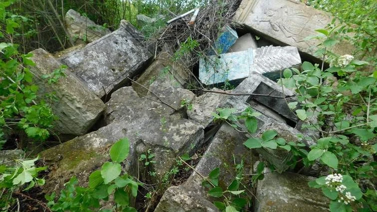Скандал на Тернопільщині: старовинні козацькі хрести опинилися на звалищі за межами цвинтаря