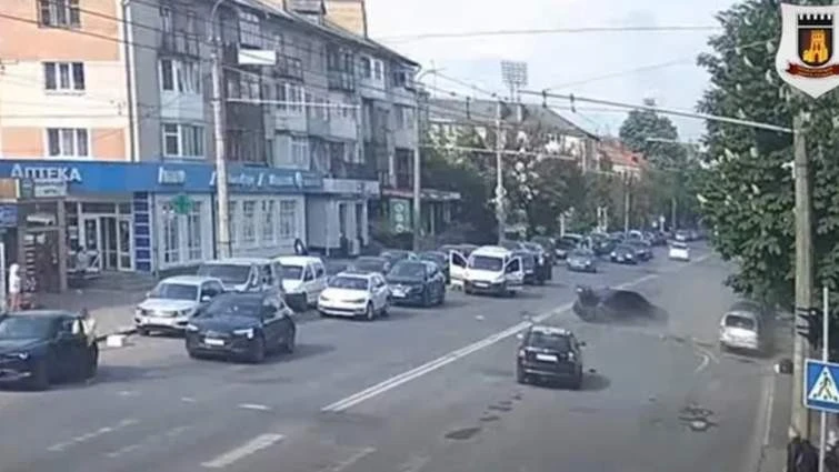 Чотири розбиті автівки під час хвилини мовчання: деталі масштабної ДТП у Луцьку