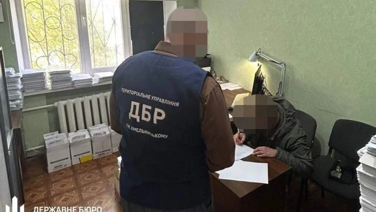 Катування моделі у бліндажі: на Хмельниччині судитимуть військового за знущання з колишньої