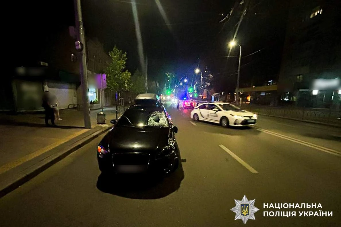 Нічна автотроща у середмісті Рівного: пішохід потрапив під колеса Audi