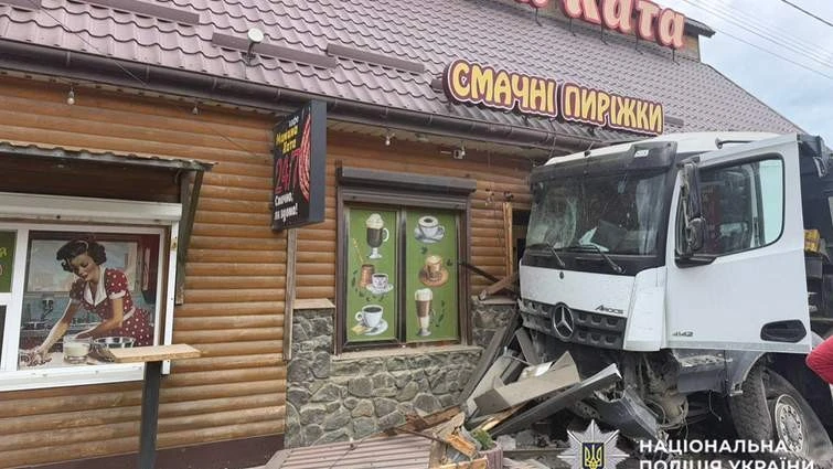 Трагедія біля придорожнього закладу: на Хмельниччині фура влетіла у стоянку та протаранила будівлю
